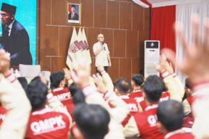 Asisten Khusus Presiden Republik Indonesia, Dirgayuza Setiawan saat menyampaikan materi di hadapan ratusan peserta Diklat Pratama Se-Indonesia Angkatan I yang diselenggarakan oleh Dewan Pimpinan Pusat (DPP) Gerakan Mahasiswa Pelajar Kebangsaan (GMPK) di Bogor, Jawa Barat (Dok. Resolusi)
